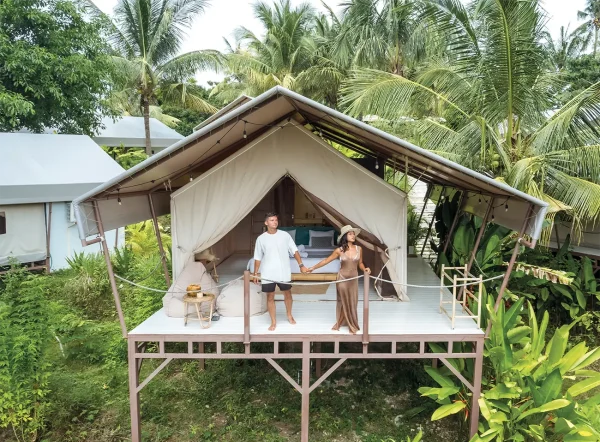 coppia tenda vacanza